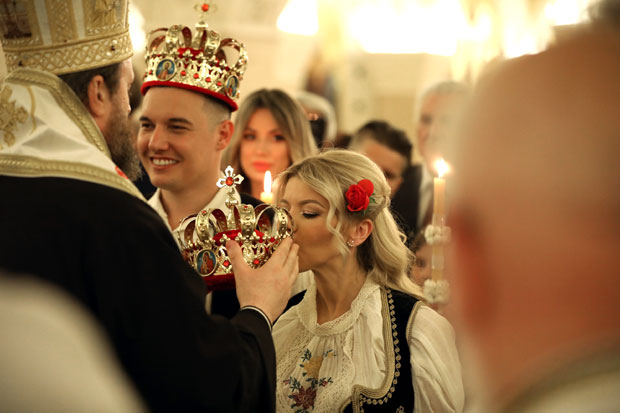 ЦРКВЕНО ВЕНЧАЊЕ ДАНИЈЕЛЕ КАРИЋ И ИВАНА МИЛЕУСНИЋА: Младенци  у ношњи, младожења заплакао